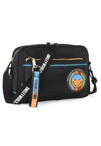 Bolso mensajero negro con un parche de carita sonriente, detalle de rayas de colores, cremalleras naranja y azul, y una correa ajustable con el texto "SMILEY WORLD".
