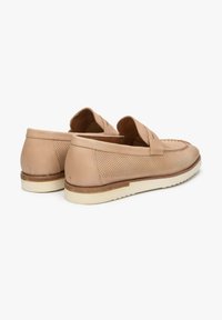 Světlé béžové kožené mokasíny s perforovanými stranami a zaoblenou špičkou. Obsahují nízkou bílou gumovou podrážku a texturovaný pásek přes vrch.