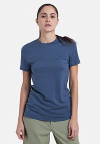 Blå kortærmet t-shirt lavet af et let, blødt stof med rund hals. Glat tekstur, tætsiddende pasform og få sømme.