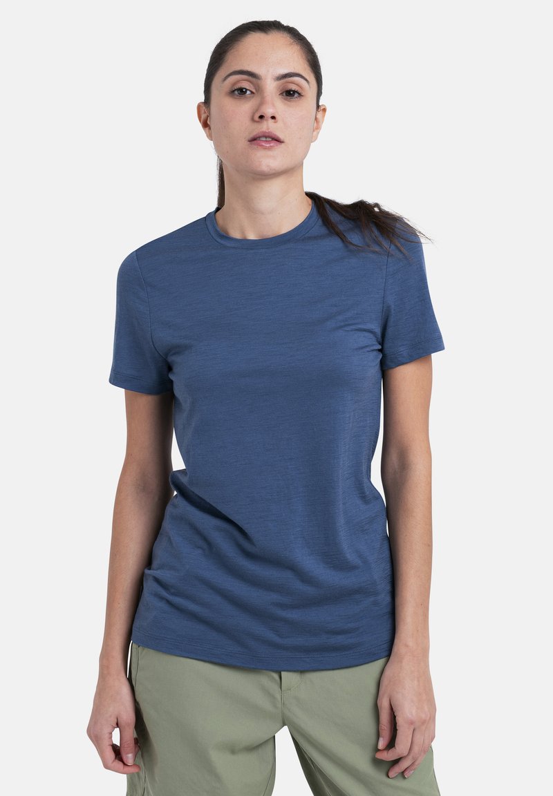 Blå kortærmet t-shirt lavet af et let, blødt stof med rund hals. Glat tekstur, tætsiddende pasform og få sømme.