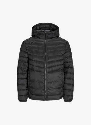 Mustat puffatakki hupulla, jossa on vaakasuoraan tikatut osat, edessä vetoketju ja elastiset hihansuut. Sujuva, kevyt materiaali.