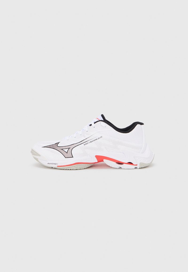 Λευκό αθλητικό παπούτσι Mizuno Wave Lightning Elite με μαύρο λογότυπο, κόκκινες λεπτομέρειες στη σόλα και μαύρη εσωτερική επένδυση, απεικονισμένο σε πλαϊνή όψη.