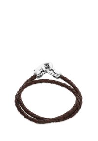 Pulsera de cuero marrón trenzado con un cierre de plata pulida, diseño de doble hebra, textura suave y un acabado elegante.