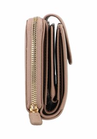 Portefeuille compact beige avec une surface texturée, doté d'une fermeture éclair dorée et de plusieurs emplacements pour cartes, mettant en avant un design mince et plié.