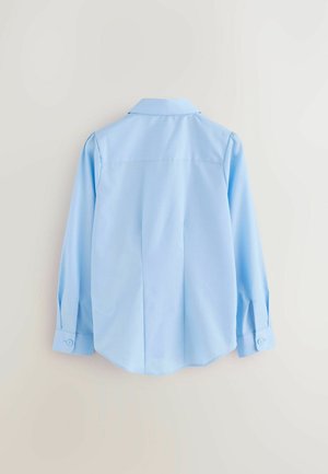Chemise boutonnée bleu clair avec un col standard, des manches longues, un ourlet arrondi et un pli dans le dos pour un ajustement décontracté. Texture de tissu lisse.