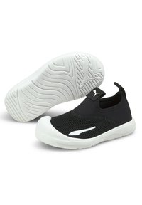 Crne mrežaste slip-on cipele s bijelim gumiranim vrhom i potplatom. Imaju stražnji trak za jednostavno obuvanje. Minimalistički dizajn s akcentom logotipa.