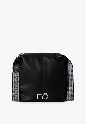 Zwarte leren schoudertas met een gestructureerde afwerking, voorzien van een patroon geweven schouderriem en een gouden logoaccent aan de voorkant.