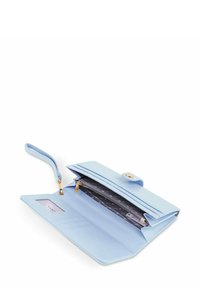 Světle modrá peněženka z hladkého materiálu s přihrádkou na zip, přihrádkami na karty a poutkem na zápěstí. Detaily v zlatém tónu.
