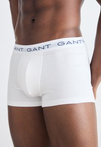 Boxer in cotone bianco con una vestibilità aderente, con il logo blu GANT sulla cintura elastica. Tessuto morbido e lunghezza a metà coscia.
