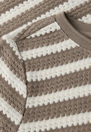 Zbliżenie dzianiny z poziomymi paskami w kolorze taupe i białym, ukazujące teksturowany wzór otwartych oczek oraz prążkowany brzeg dekoltu.