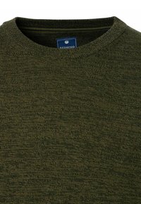 Oliwkowy sweter dzianinowy z okrągłym dekoltem, z teksturowaną tkaniną i niebieską metką marki wszytą wewnątrz w kołnierzu.