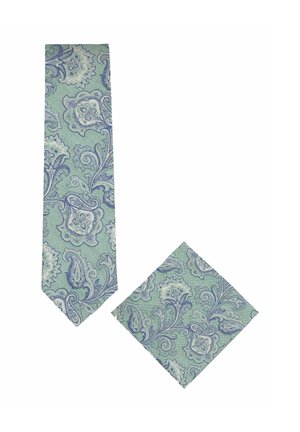 Groene paisley-patroon stropdas en bijpassend gevouwen pochet met blauwe en witte bloemenmotieven op een witte achtergrond.