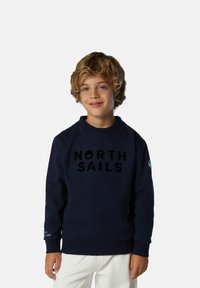 Felpa blu navy in cotone, presenta la scritta "NORTH SAILS" in caratteri in grassetto, polsini a coste e scollatura a girocollo.
