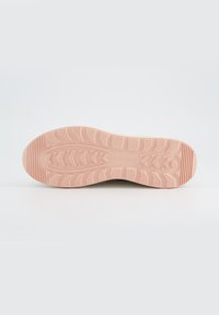 Semelle de sneaker en caoutchouc rose clair, présentant une surface texturée avec un motif de crampons complexe pour une meilleure adhérence. Nom de la marque "tenhaag" en relief.