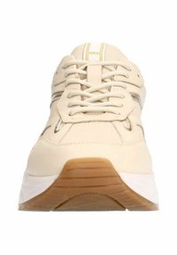 Beige sportschoen met een gestructureerd oppervlak, gevoerde tong en veters. Kenmerkt zich door een witte tussenzool en een bruine rubberen zool.