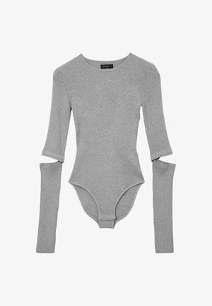 Body grigio a maniche lunghe con costine, dotato di aperture decorative sulle maniche e un design aderente. Tessuto morbido con scollatura rotonda e chiusura a pressione.