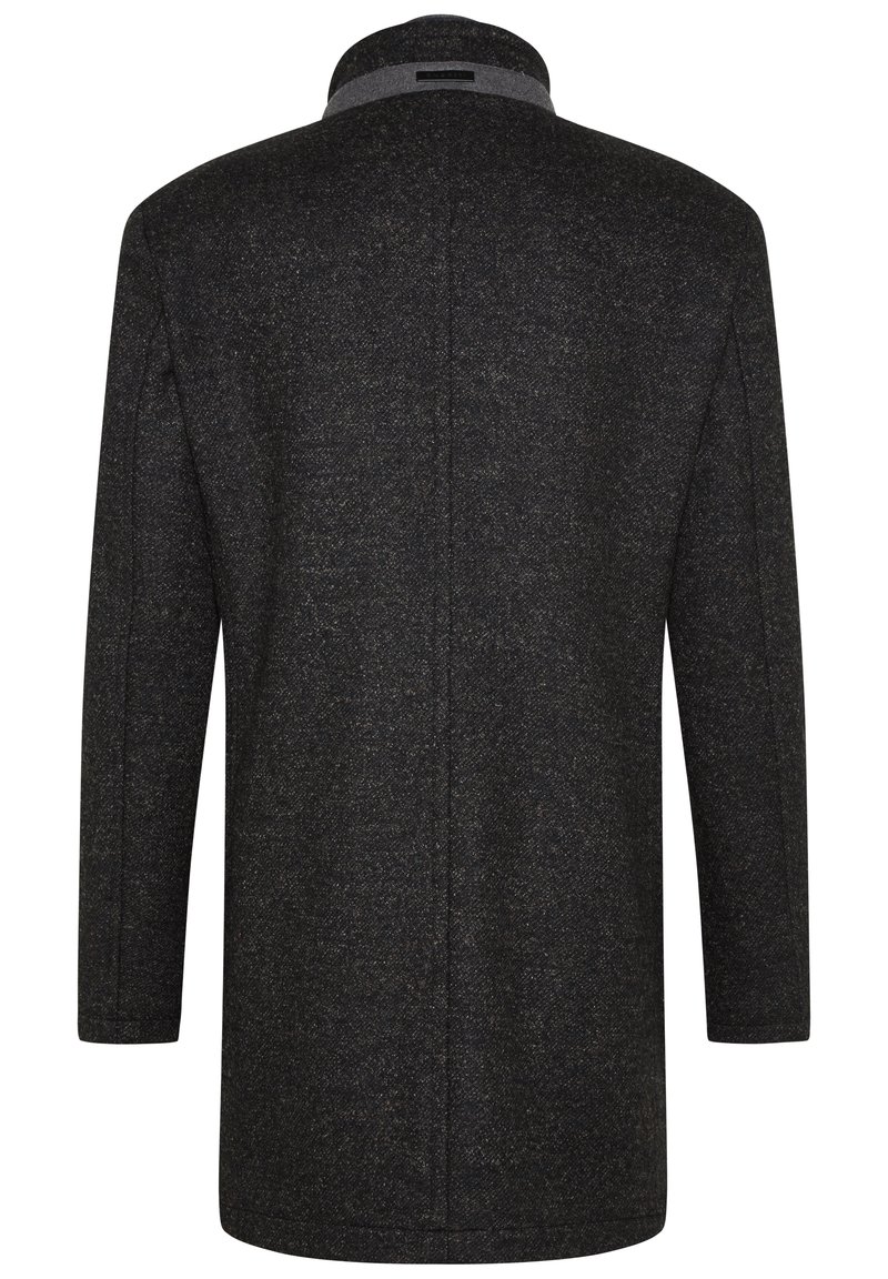 Manteau en laine gris foncé avec un design structuré, arborant un col haut, des manches longues, et une texture lisse, montrant des détails de couture minimes.