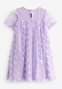 Lila kortärmad klänning för småbarn med genomskinlig överdel dekorerad med 3D-fjärilsapplikationer och en liten nyckelhålsknäppning bak.