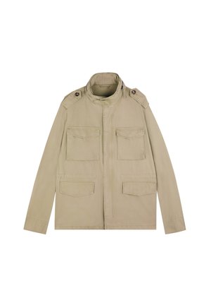 Chaqueta ligera beige con cuello alto, hombreras abotonadas y cuatro bolsillos delanteros con solapa, extendida plana.