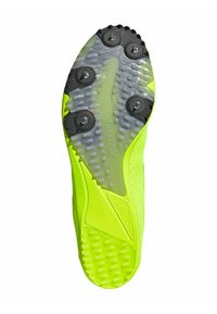 Sole di scarpa da corsa gialla brillante con una grip texturizzata, punte chiodate per la trazione e una tomaia sintetica resistente con una finitura liscia.