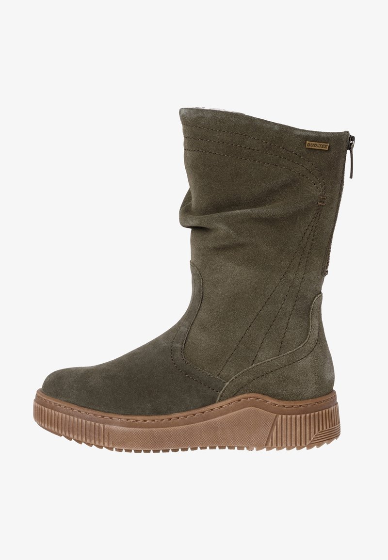 Bottines en daim vert olive à design décontracté, dotées d'une semelle en caoutchouc marron texturée et de fermetures éclair latérales pour un enfilage facile.