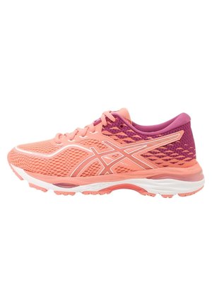 Chaussures de course légères avec une tige en mesh rose, des accents texturés rose foncé, un logo blanc et une semelle blanche rembourrée.