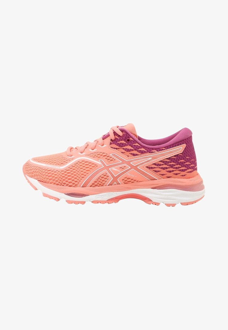 Scarpe da corsa leggere con tomaia in rete rosa, dettagli in rosa scuro testurizzati, logo bianco e suola bianca ammortizzata.