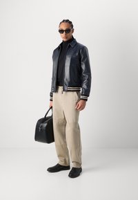 Schott STRIPE - Bomber stiliaus striukė - navy/off white