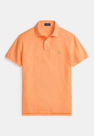 Short-sleeve polo shirt in light orange cotton with a three-button placket and a green embroidered logo on the left chest.