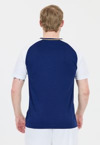 Kortärmad sporttröja med marinblå kropp och vita ärmar, tillverkad av ett ventilerande material, med en enkel rund halsringning och axeldetaljer.
