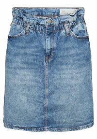 Jupe en denim bleu clair avec taille élastique froncée, bouton sur le devant, poches et passants pour ceinture, longueur genou.
