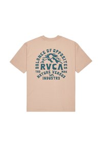 Beige bomulds t-shirt med grafisk tryk i blå tekst og et bjergdesign. Teksten inkluderer "Balance of Opposites" og "Nature Versus Industry."