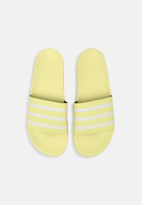 adidas Originals ADILETTE - Chinelos de piscina - yellow