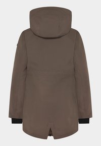 Ruskea vedenpitävä parka hupulla, jossa on suora leikkaus, joustavat hihansuut ja ilmanvaihtohelma liikkuvuutta varten. Sileä, mattapintainen rakenne.