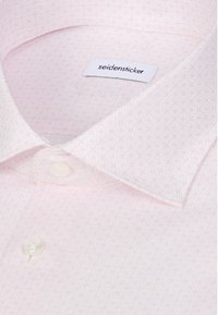 Chemise habillée pour homme rose clair avec motif géométrique subtil, col boutonné et étiquette de marque "seidensticker" visible à l'intérieur du col.