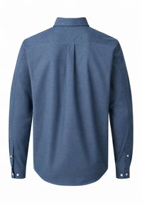 Chemise bleue à manches longues boutonnée, vue de dos avec un pli central et des poignets boutonnés sur fond blanc.