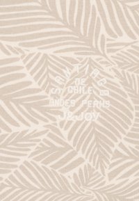Beige stof met een subtiel bladpatroon en textuurstrepen. Inclusief gedrukte tekst: "Santiago de Chile Andes Pearls J2JOY."