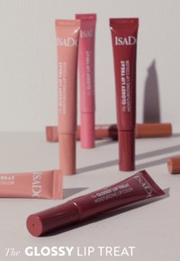 Sett med leppeprodukter i forskjellige nyanser i tube- og klemmeformat. Fargene inkluderer rosa, nude og dyp rød. Silkeaktig, glanset tekstur.