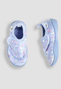 Ljust blå tygskor med blommönster som har svanar och kaniner, slip-on design med kardborrestängning och texturerade gummisulor.