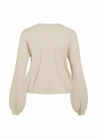 Pull beige en maille avec de longues manches volumineuses arborant un délicat motif en diamant, vu de dos.