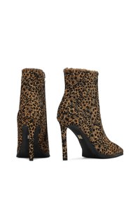 Škornji z visokimi petami do gležnjev iz tkanine z živalskim vzorcem in teksturirano površino. Špičast prst in stiletto peta. Značilna je mehka, krznena ovratnica.
