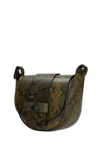 Borsa a tracolla in pelle di serpente marrone e verde con forma arrotondata, chiusura a pattina e tracolla regolabile. Superficie testurizzata con leggera variazione di colore.