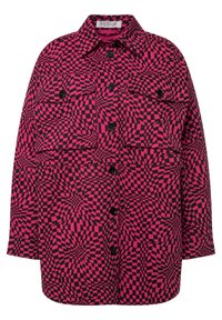 Camisa chaqueta con patrón a cuadros en rosa y negro, con cuello, bolsillos frontales y cierre de botones. Corte holgado, mangas largas y textura del tejido visible.