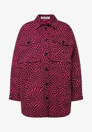 Camisa chaqueta con patrón a cuadros en rosa y negro, con cuello, bolsillos frontales y cierre de botones. Corte holgado, mangas largas y textura del tejido visible.