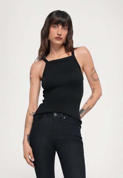 Schwarzes, geripptes Top mit schmalen Trägern und einem quadratischen Ausschnitt, kombiniert mit dunklen Jeans. Hat eine schlanke Passform und eine glatte Textur.