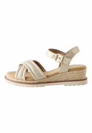 Beige Keil-Sandale mit geflochtenem Jute-Plateau, verstellbarem Knöchelriemen mit goldener Schnalle und gepolsterten, gekreuzten Vorderriemen.