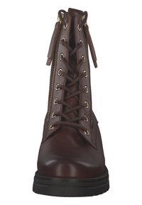 Bottine en cuir marron avec un bout rond, dotée d'œillets dorés, de lacets à l'avant et d'une fermeture éclair sur le côté. Semelle en caoutchouc texturé pour une meilleure adhérence.