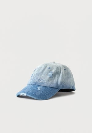 Hellblaues Jeans-Baseballcap mit Used-Effekten und dezent besticktem Text vorne, auf weißem Hintergrund dargestellt.