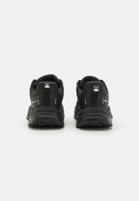 Crne planinarske cipele sa prozračnom tkaninom, ojačanim petom, teksturiranom gumenom potplatom i Gore-Tex oznakom. Sadrže podstavljeni ovratnik i podršku za zapešće.