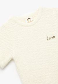 Hvid bomulds sweater til børn med tekstureret overflade, korte ærmer og "Love" broderet i sølv på brystet.